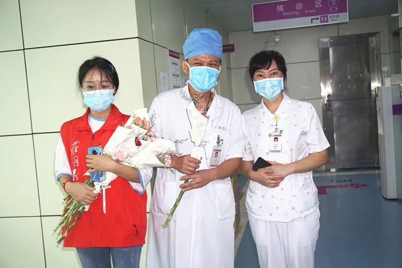 中国医师节那天，深圳市罗湖区人民医院的医生一早收到了鲜花和祝福……