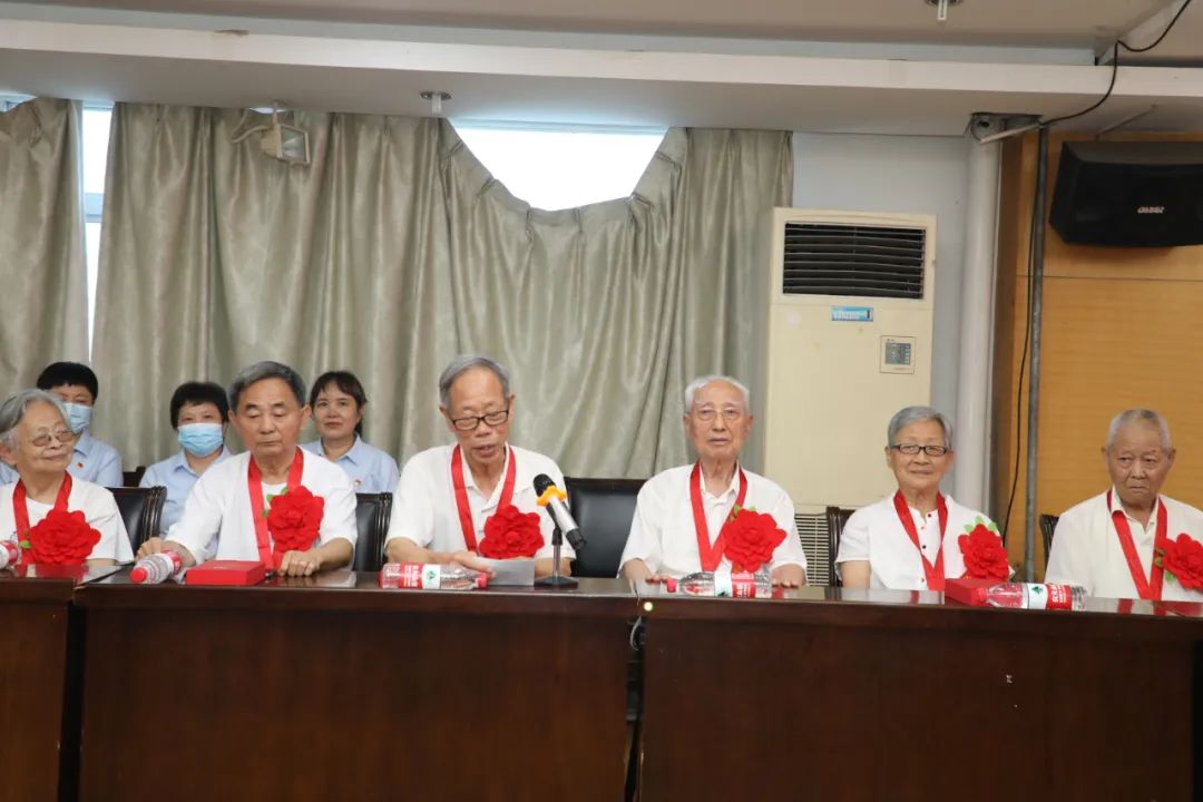 江西省儿童医院举行「光荣在党 50 年」纪念章颁发仪式及老党员座谈会