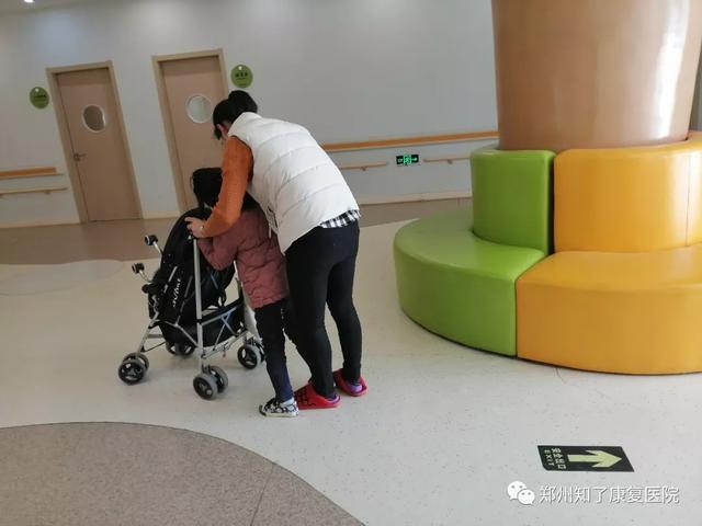 妈妈心语 | 锦旗送良医—我的宝宝 8 个月被诊断发育迟缓，一年后正常行走！