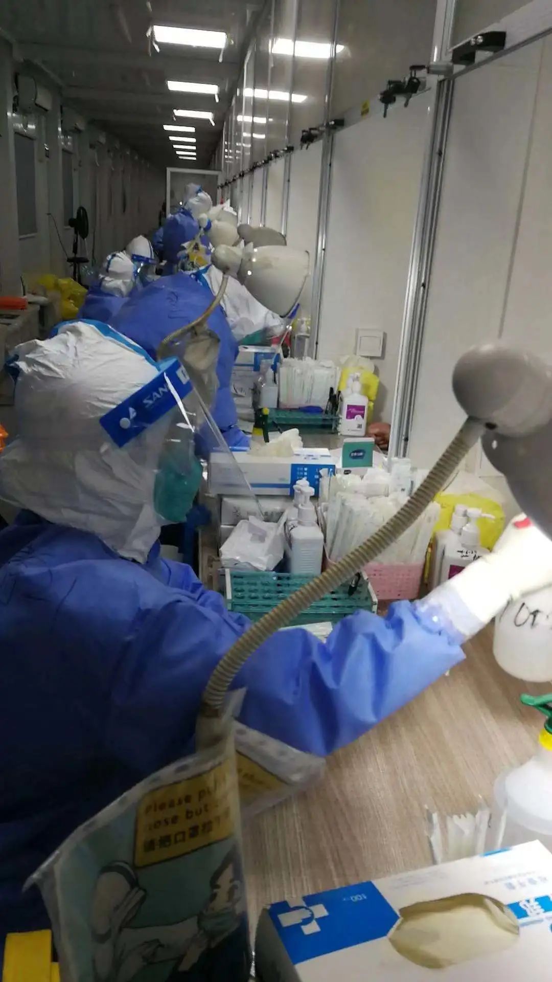 撕掉「00」后的标签，他们是…