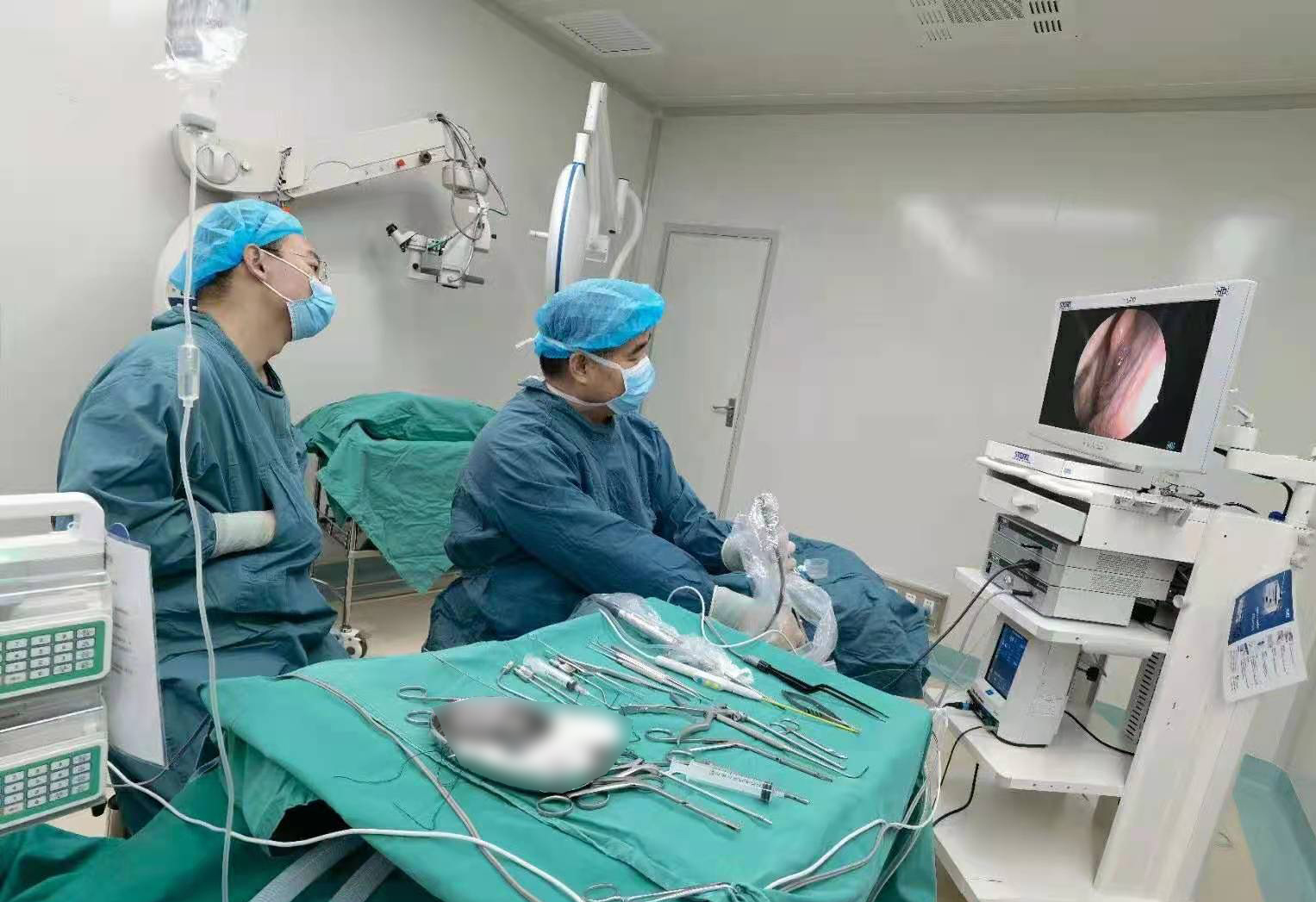 湖北首例：眼科医生开展眼鼻联合手术拯救患者视力