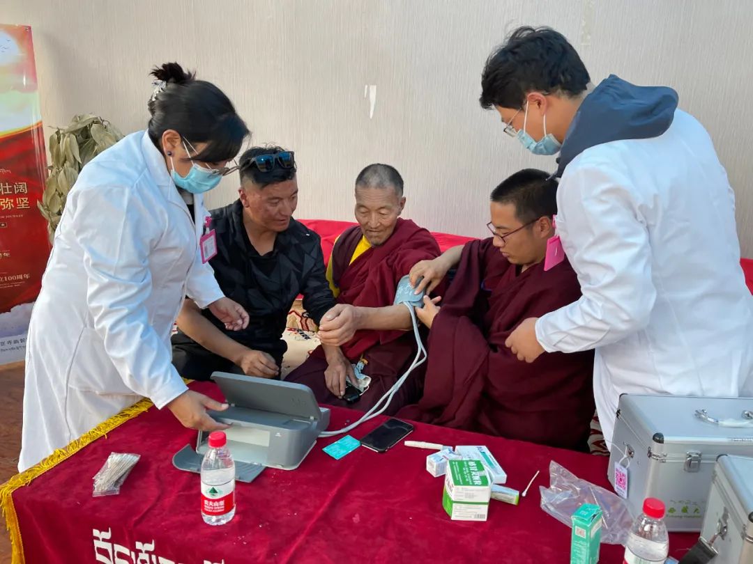 西藏大学附属阜康医院义诊组在嘉黎县阿扎镇阿扎寺开展生理参数仪捐赠及义诊工作