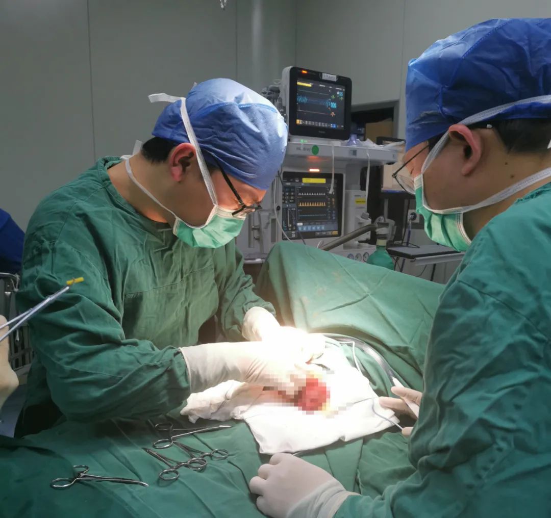 刚出生婴儿肠管裸露在外 江西省儿童医院紧急手术