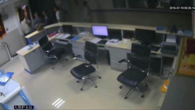 医生在雨中被逼向死者下跪 全程 1 小时无人上前帮忙