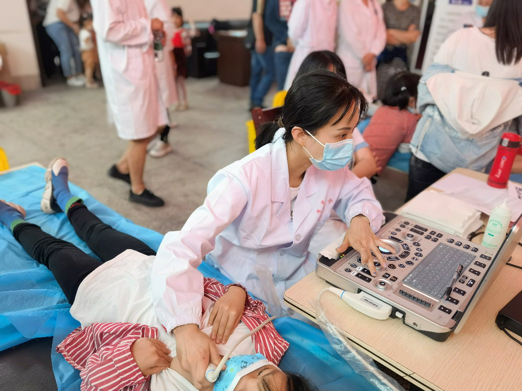 川北医学院附属医院携手岳池县人民医院开展「关心儿童——超声心脏检查义诊公益活动」