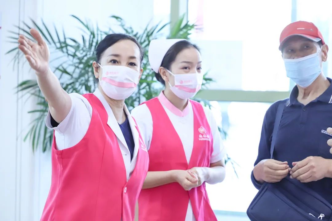 西安高新医院院领导班子带头践行志愿者服务