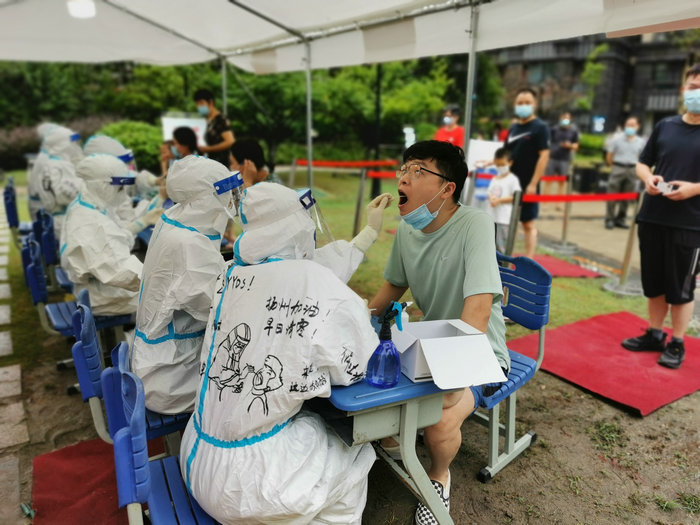 苏州科技城医院援扬核酸采样队 在七夕节画下最有爱的祝愿