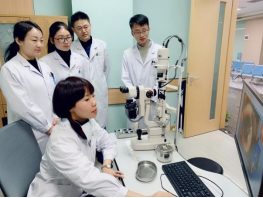 眼科女医生的高级美，藏在抽丝剥茧的诊断里