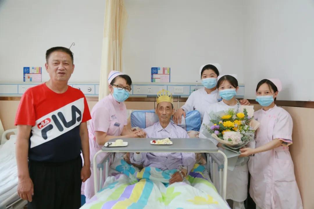 病房里的温暖——内科医护为八旬老人过生日