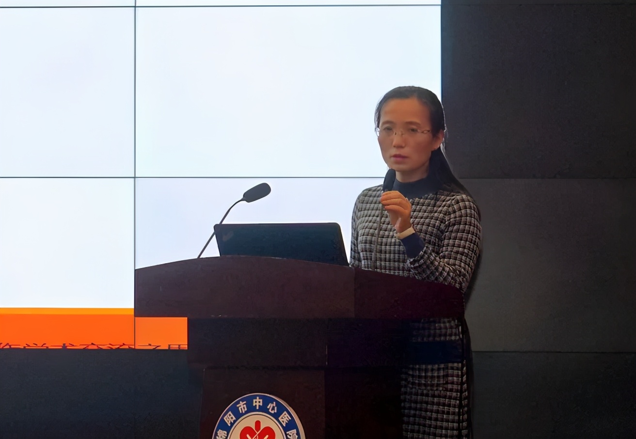 在随后的学术交流环节,四川大学华西附二院马黔红教授,杨业洲教授分别