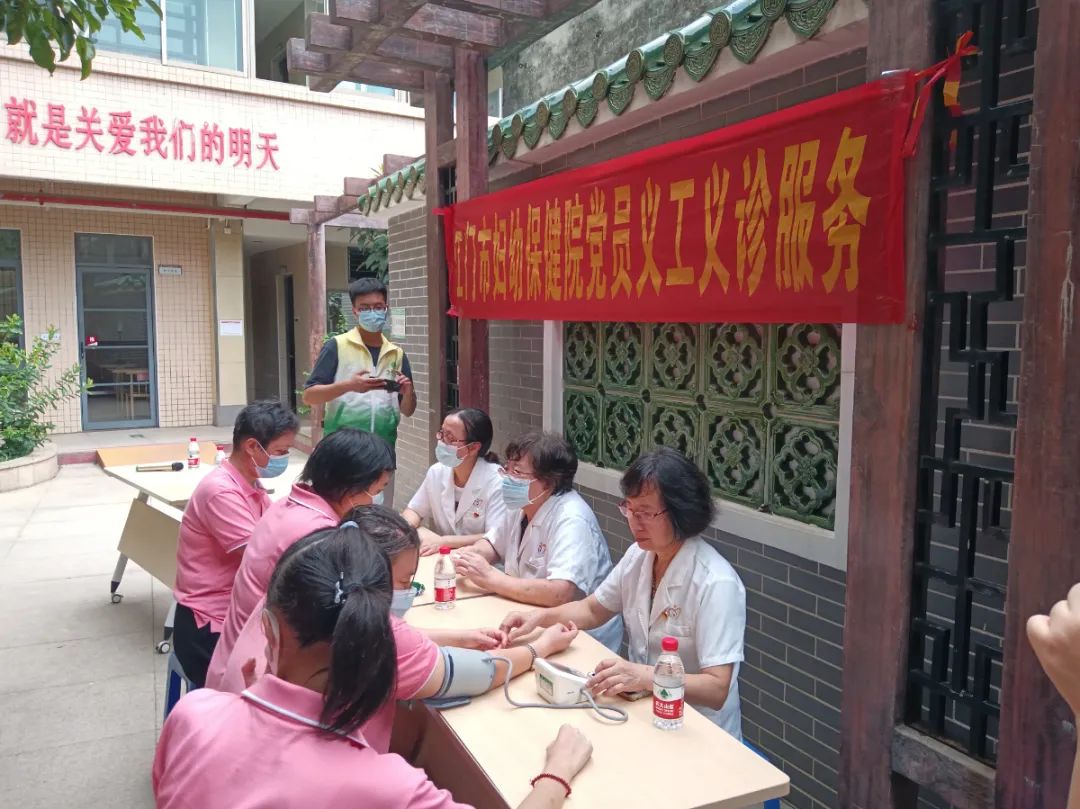 我为群众办实事,巾帼义工牵手送爱心