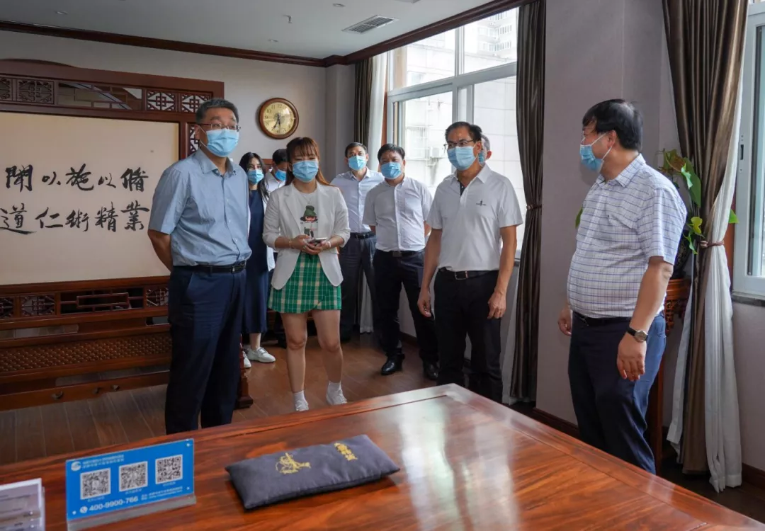 大参林医药集团股份有限公司集团董事长柯云峰、副总裁郭静一行来访成都银海眼科医院参观考察。