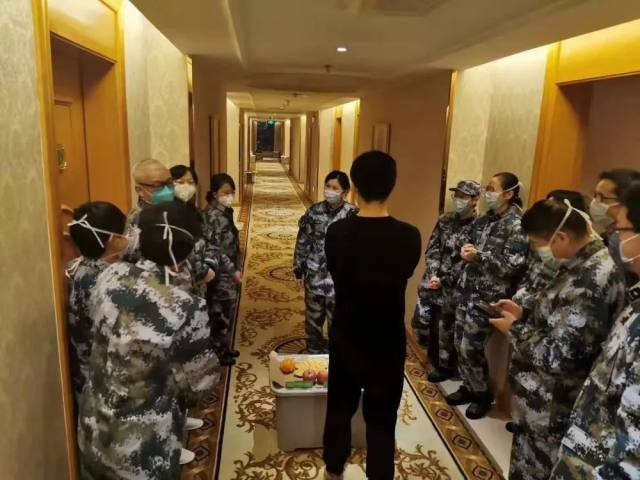 上海东方肝胆外科医院：抗疫前线|四名医疗女队员楼道里过集体生日，戴着口罩许下打赢归来的心愿