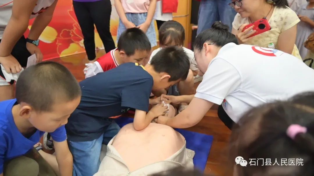 丰富假期生活，石门县人民医院开展职工子女急救知识培训活动