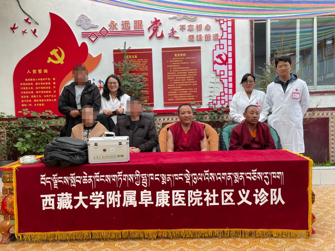 阜康义诊组为他看病，他用手机定格了这温暖瞬间