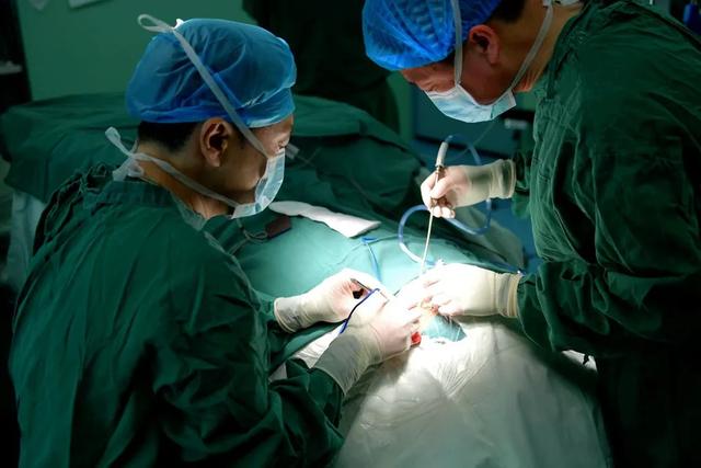 蓟医神经外科首次采用内膜剥脱术成功治疗颈动脉重度狭窄患者