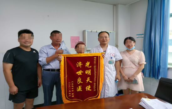 郴州市第一人民医院神外一区靳世辉医师获赠「光明天使、济世良医」锦旗