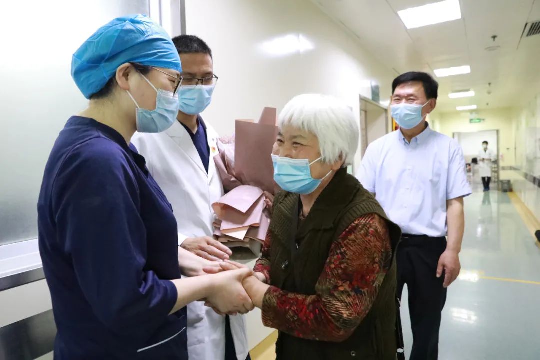 护士节前夕雷神山患者来到病房：我要看看你的脸