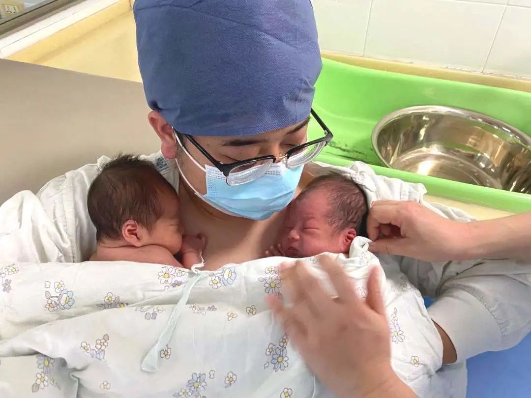 早产双胞胎弟弟突发血管栓塞，医护爱心接力守护宝贝平安