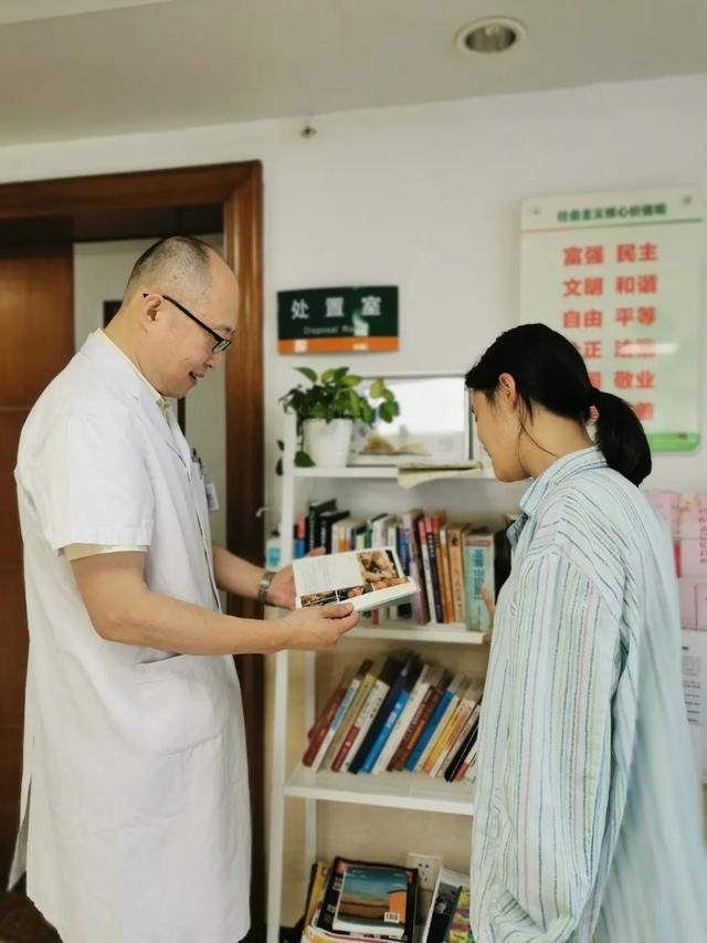 暖心！医患和谐书为媒，患者给医院无偿捐赠近千本图书