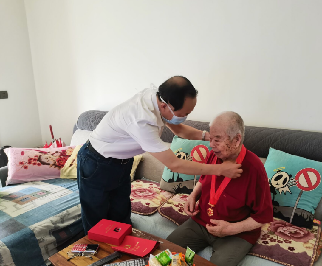宜昌市第二人民医院领导走访慰问老党员并颁发「光荣在党 50 年」纪念章