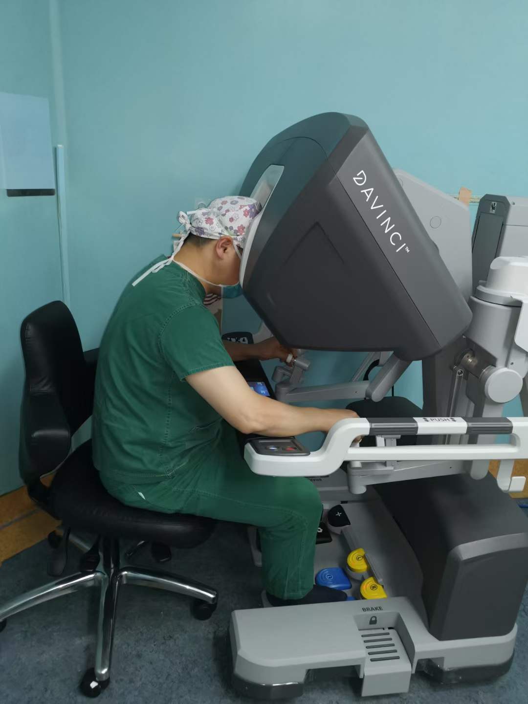 南昌大学二附院泌尿外科胡红林教授团队完成一例机器人辅助腹腔镜膀胱癌根治术
