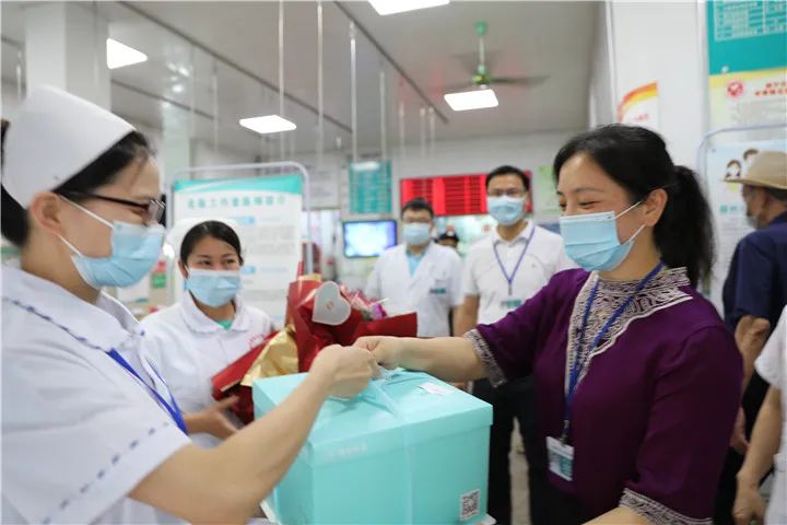 柳州市红十字会医院：最美的鲜花，送给最美的「TA」