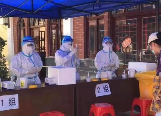 疫线夫妻：防护服是最美的情侣装