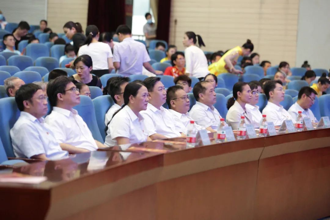 广西医科大学第一附属医院举办「七一」表彰大会暨庆祝中国共产党成立 100 周年文艺晚会