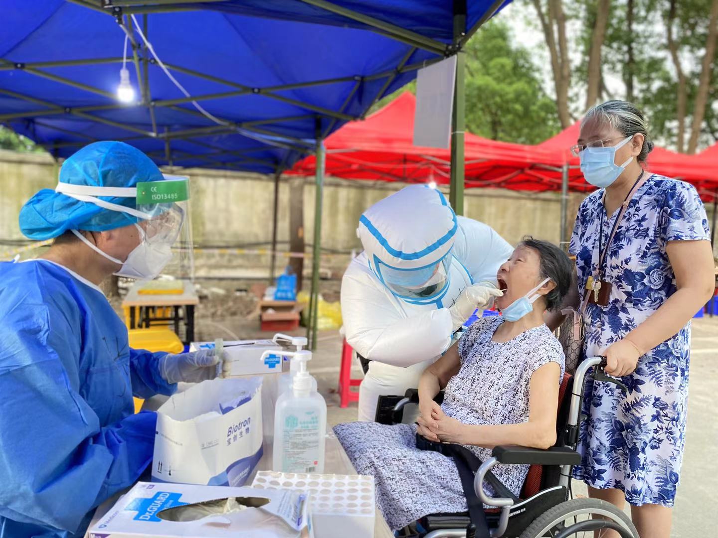 防暑神器，治愈良药，核酸采集医护变身「萌神」大白