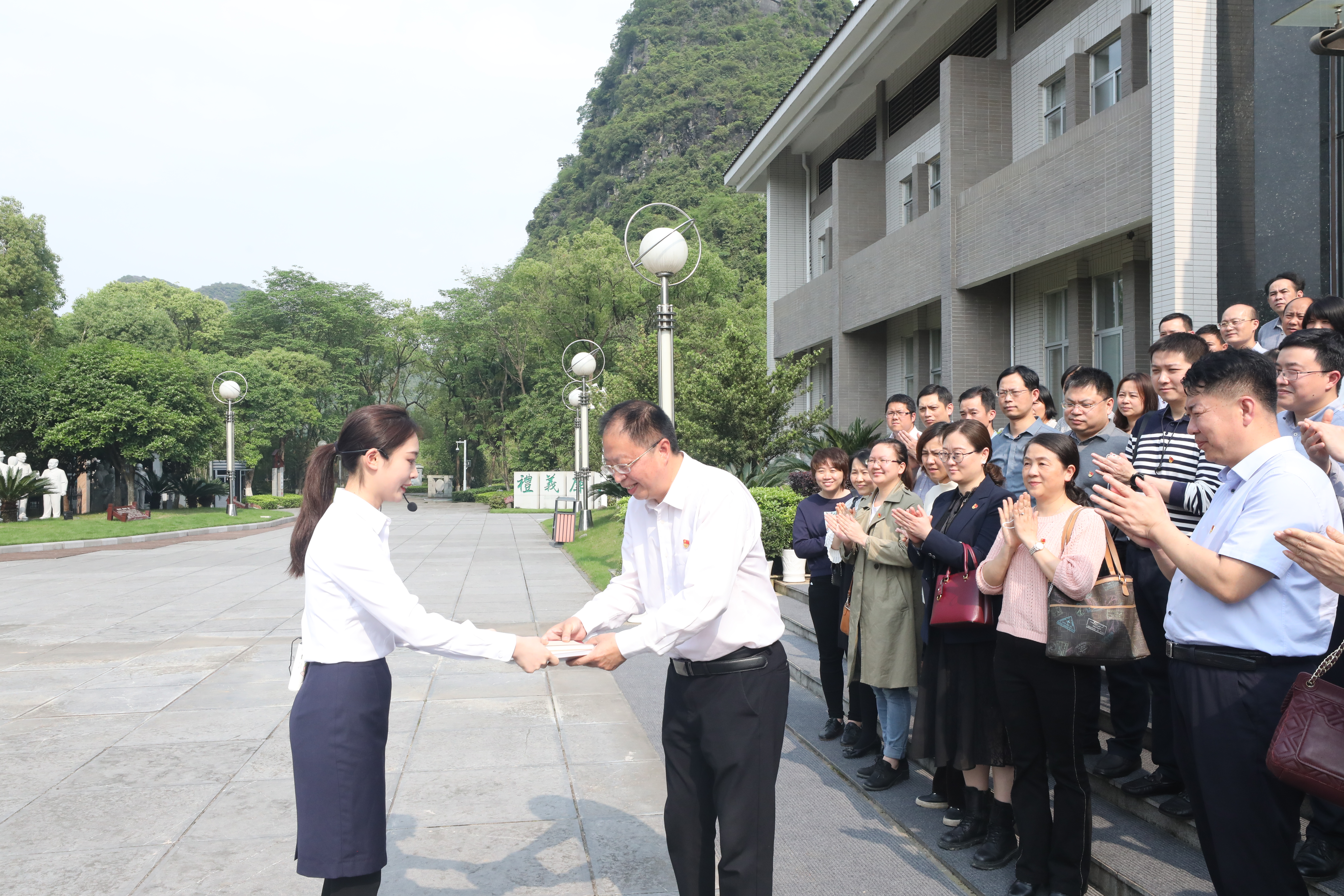 广西壮族自治区南溪山医院组织党员干部开展廉政警示教育活动