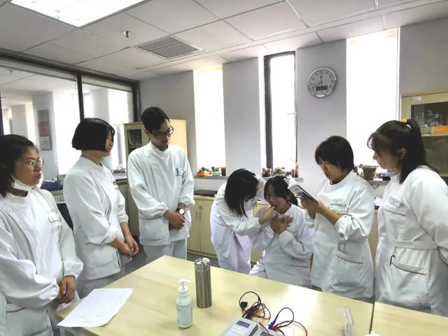 上海二康康复治疗部开展突发心跳呼吸骤停应急模拟演练