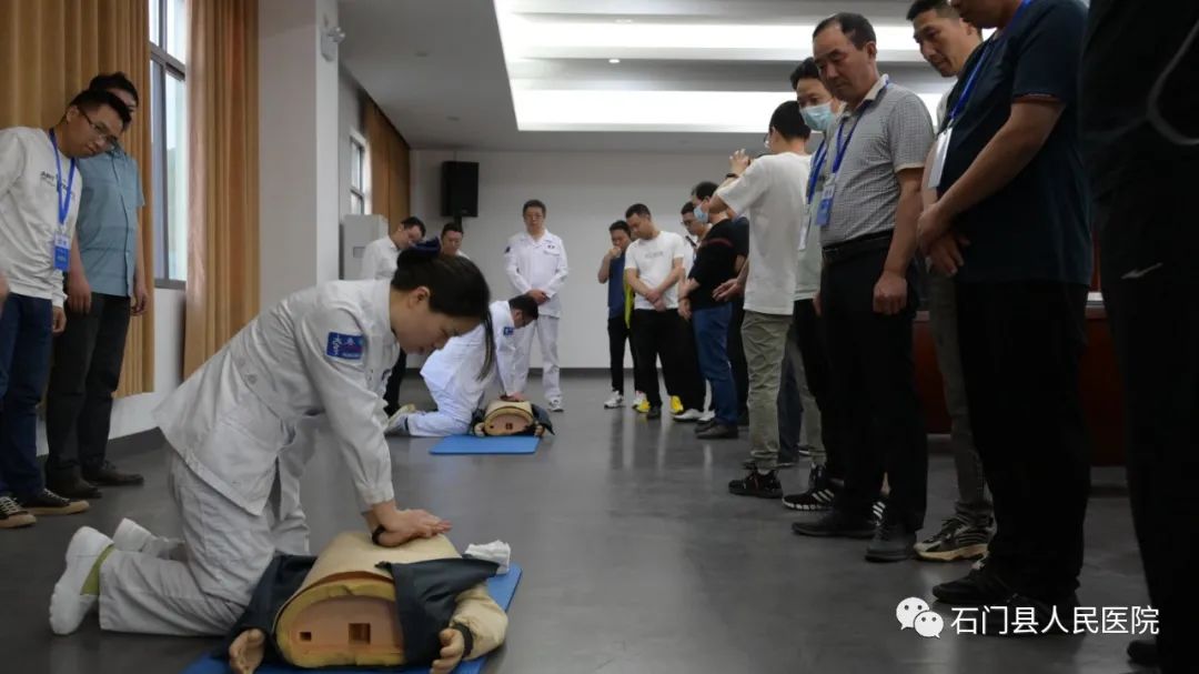 石门县人民医院开展防溺水施救演练及公众急救知识技能普及培训