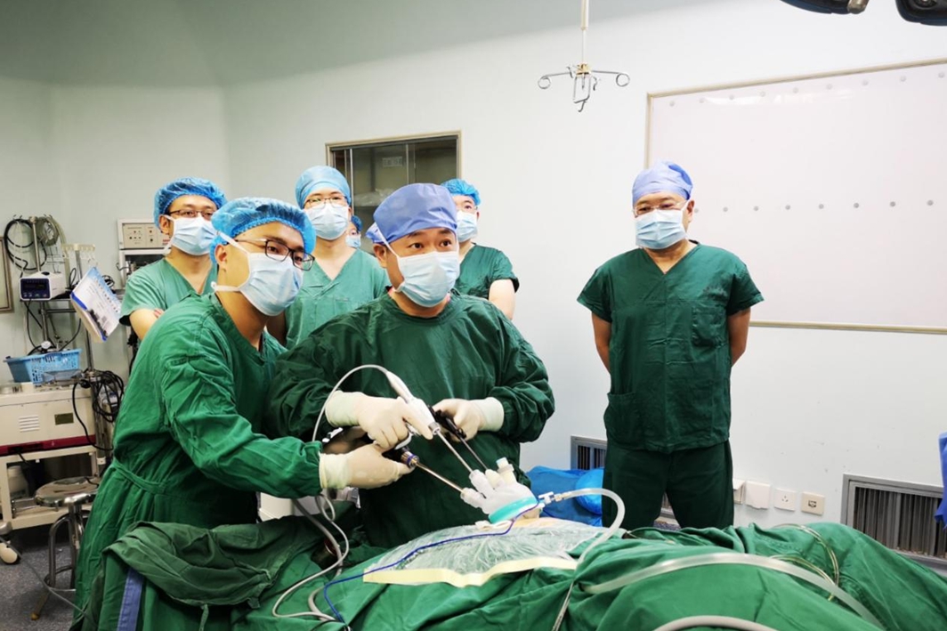 老人腹内藏巨大肿瘤,南医大二附院专家两小时「连锅端」