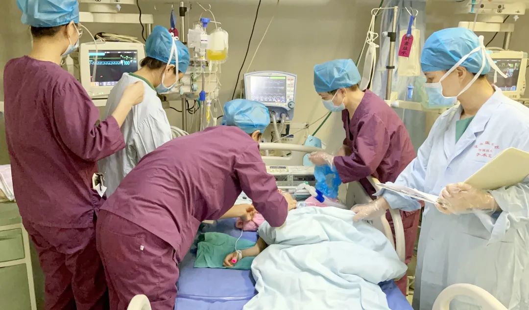 桂林医学院附属医院为免费救治的首例先心病患儿成功实施手术