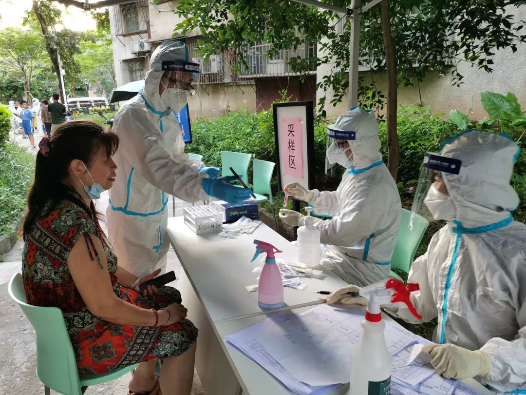 深圳市宝安区中医院医务人员连战 12 小时，完成近 5000 人核酸采样