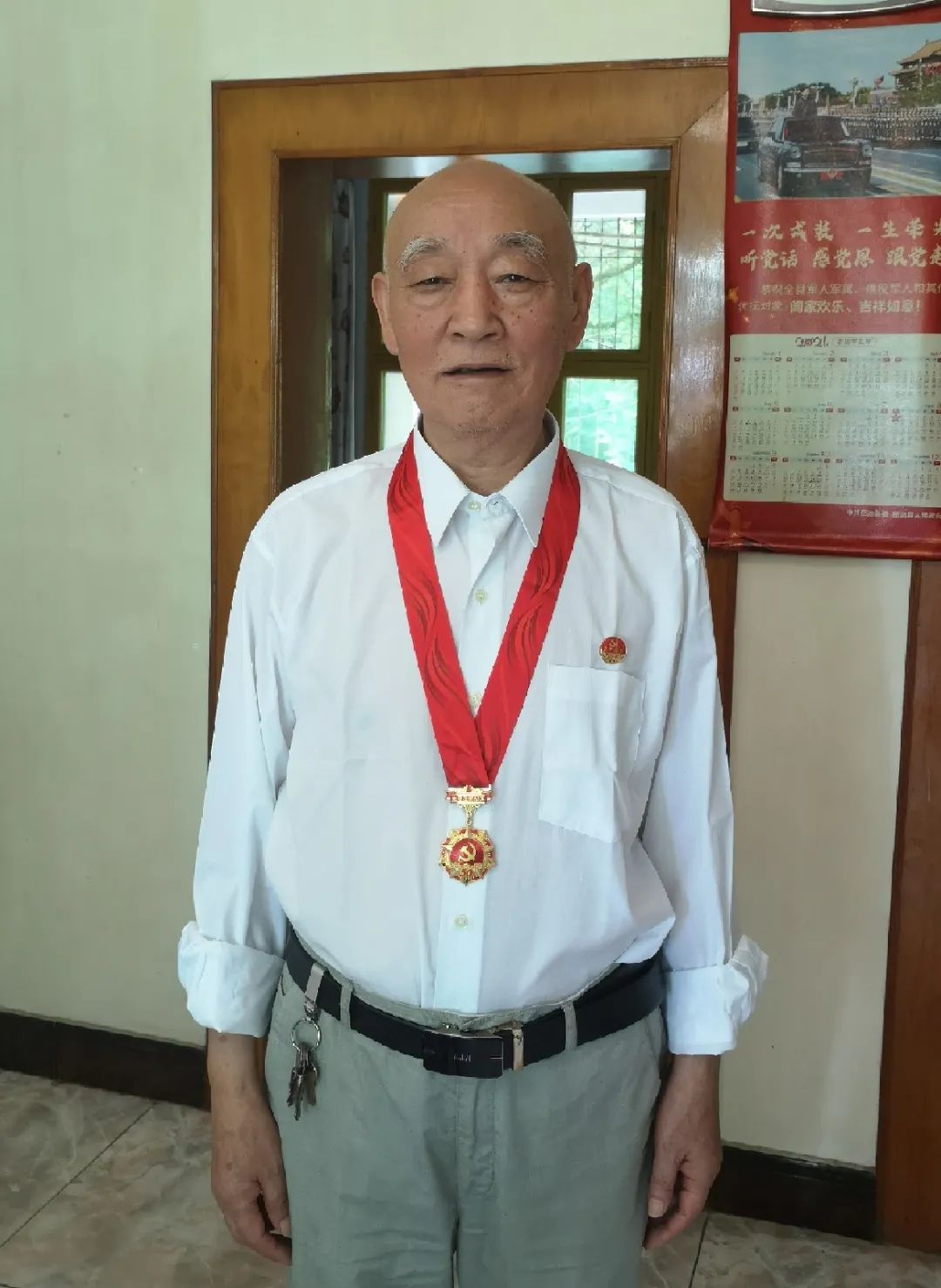 致敬！岳池县人民医院 15 名老党员荣获「光荣在党 50 年」纪念章