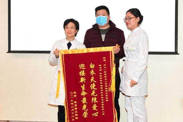 西安交大一附院召开全国首例试管婴儿亲体肝移植宝宝康复出院新闻媒体通气会