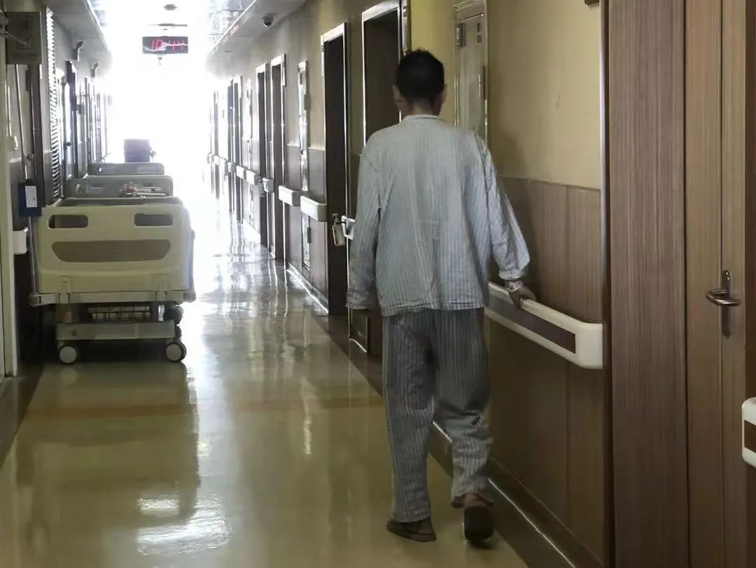 郑州人民医院为一男子治疗炎症性肠病