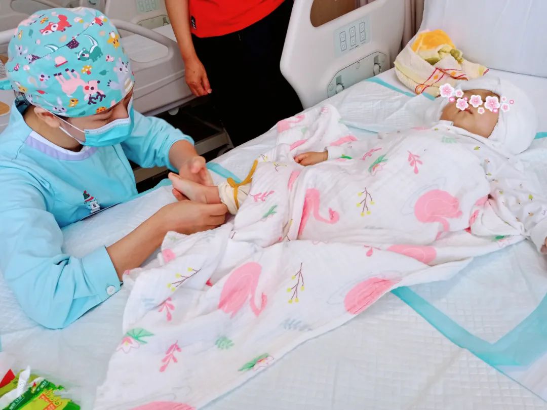 太有爱！享受暖心救助，女婴在贵黔国际总医院开启有声世界