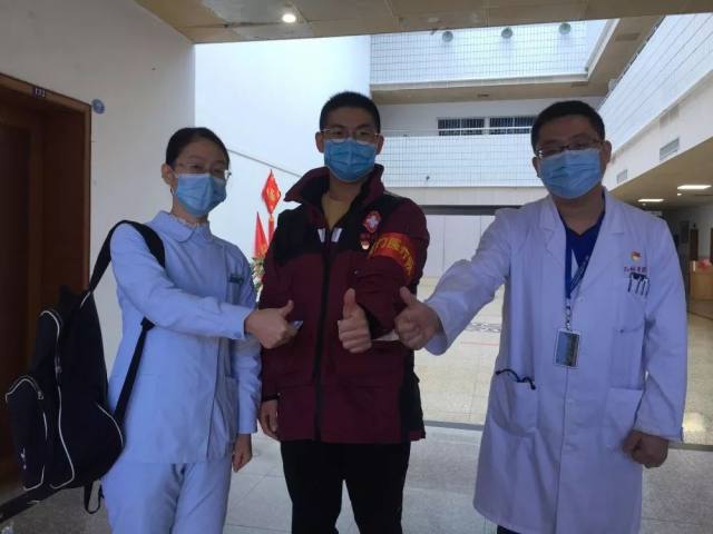 厦门市儿童医院细心男护士冒雨出发奔赴武汉
