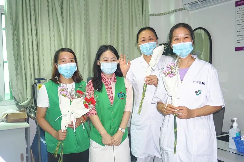 中国医师节那天，深圳市罗湖区人民医院的医生一早收到了鲜花和祝福……
