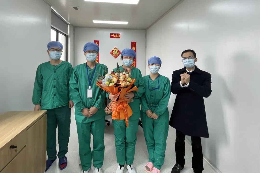向大年初一仍坚守岗位的宁波华美医院工作人员送上鲜花与祝福