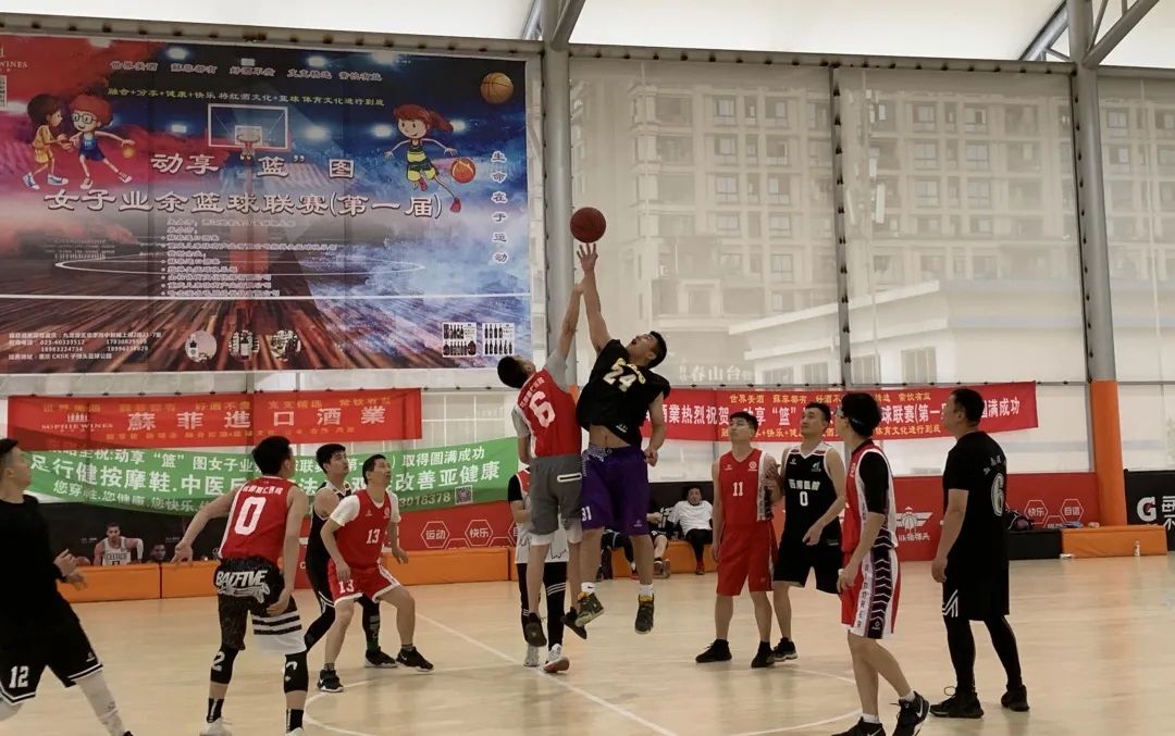 五四青年节前夕，西南医院和重庆北部宽仁医院约了一场篮球友谊赛