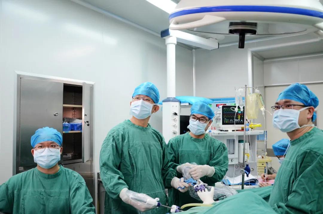 深圳市龙岗区人民医院帮扶靖西市人民医院开展首例经脐「单孔+1」腹腔镜直肠癌根治术