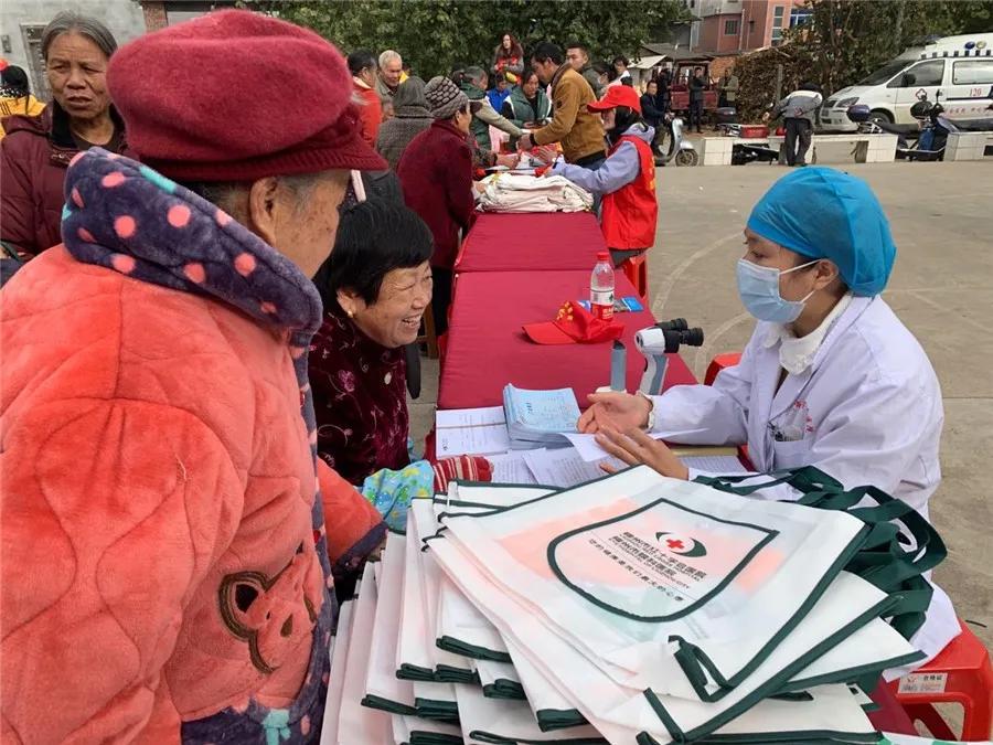 柳州市红十字会医院参加新时代文明实践活动暨「农村扶贫济困」志愿服务活动