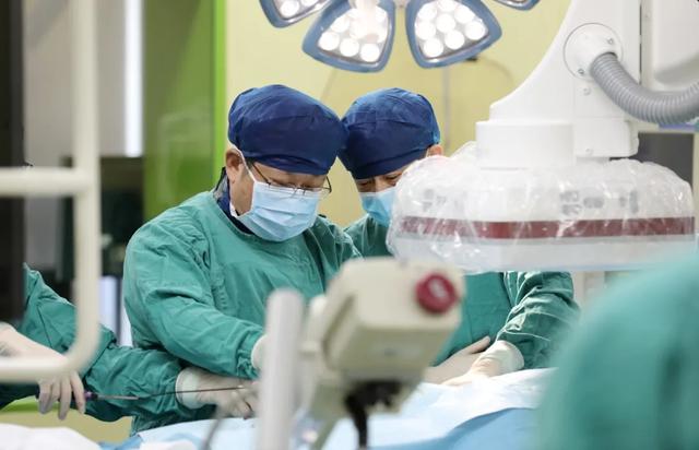 上海市同仁医院首例经导管主动脉瓣置换术顺利完成