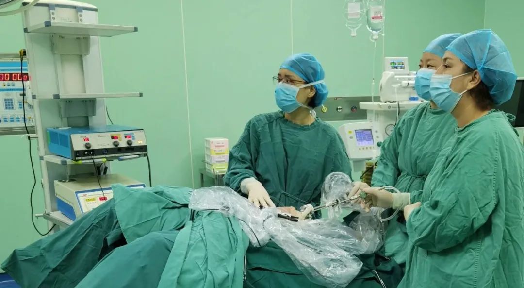 喀什地区第一人民医院妇科团队成功开展喀什地区首例妇科单孔腹腔镜手术