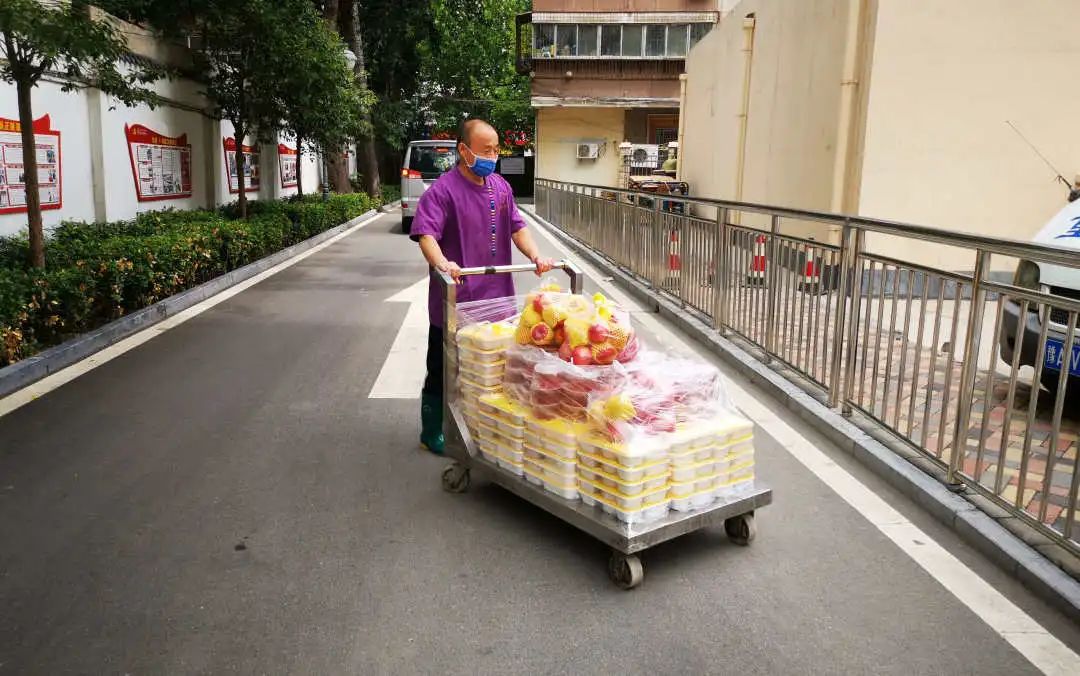 1 个半小时「变出」2000 份餐食，这个「魔术师」团队厉害了