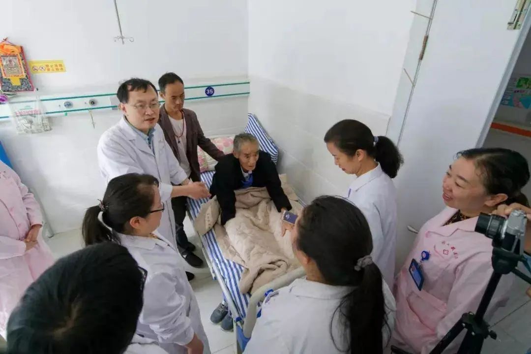 宜宾市第二人民医院肿瘤科贾钰铭主任分享癌痛过程中的「名人效应」